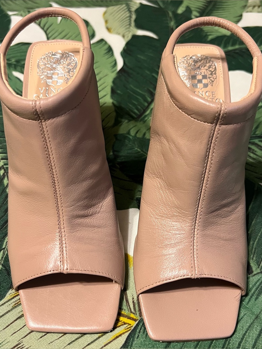 EUC Vince Camuto Avangila Leather Sandals